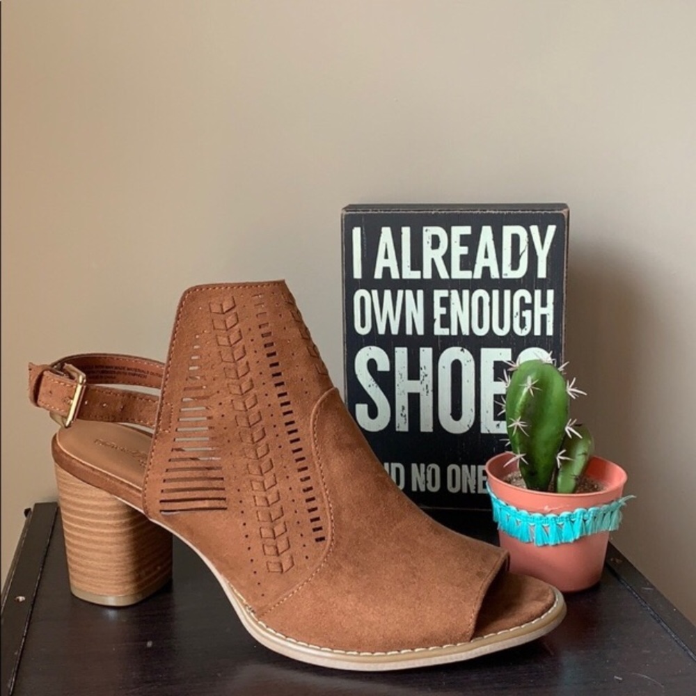 Universal Thread Heels - Picture 1 of 4